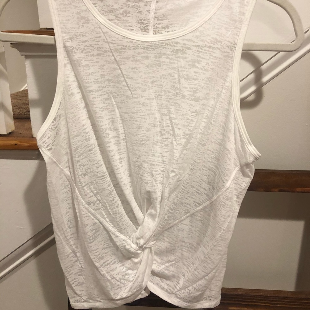 Lululemon crop tank size 6 - never worn
